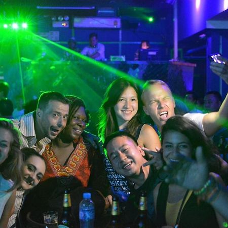 Lucky Backpacker Hostel Vientiane Buitenkant foto
