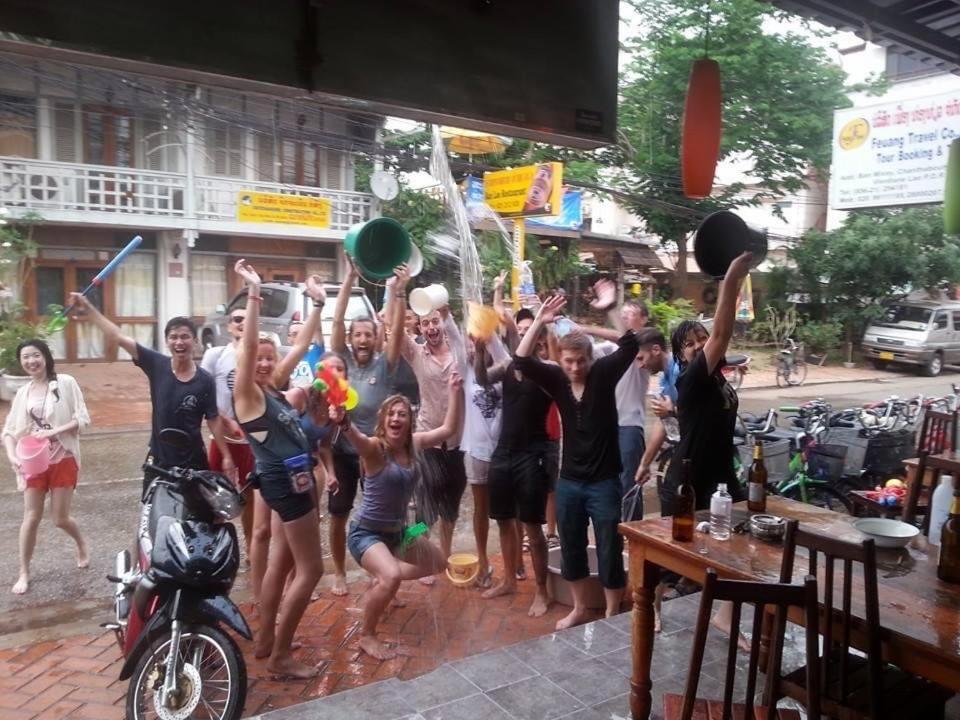 Lucky Backpacker Hostel Vientiane Buitenkant foto
