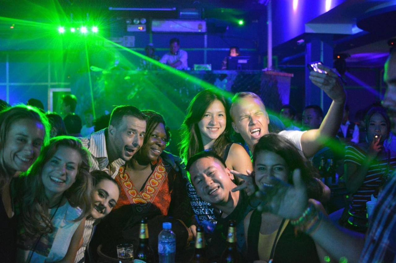 Lucky Backpacker Hostel Vientiane Buitenkant foto